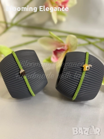 Ръчно изработени гривни - катерица с жълъд