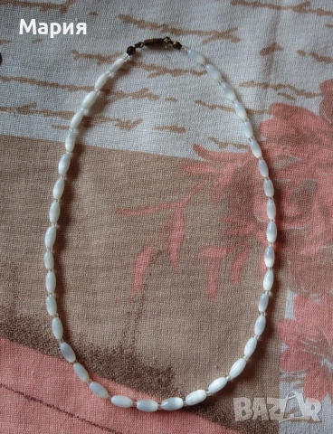 Гердан с бели мъниста, снимка 2 - Колиета, медальони, синджири - 53476278