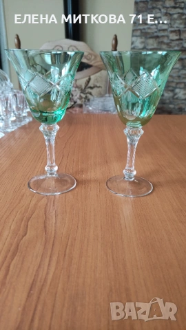 Две уникални кристални чаши за вино в изумрудено зелено