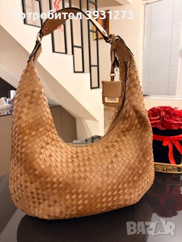 Бежова дамска чанта GUESS 