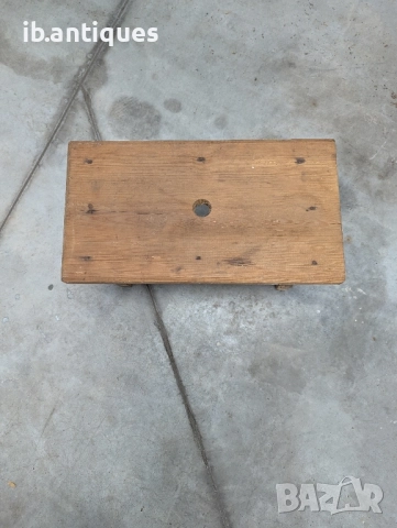 Старо дървено столче 