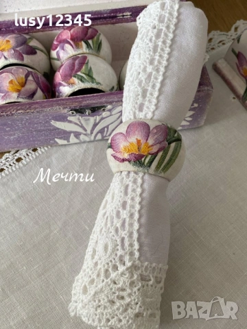 Дървена кутия с 6 пръстена за салфетки с пролетни минзухари, снимка 4 - Декорация за дома - 53843048