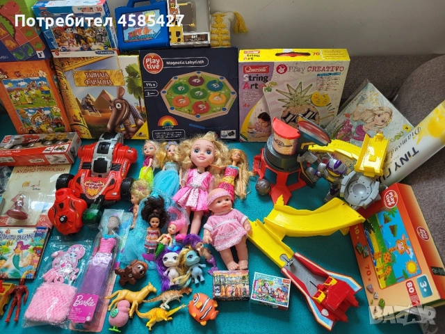 Играчки/книжки/пъзели.