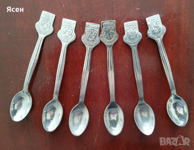 Комплект от 6 сувенирни лъжички за кафе.