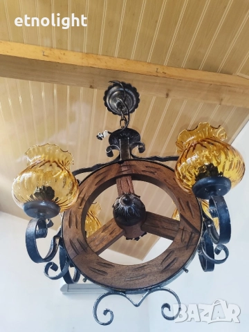 Красив полилей съчетание от дървено колело и ковано желязо 