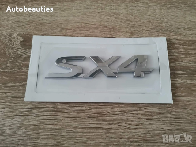 сребриста емблема Suzuki SX4
