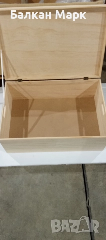 нова дървена кутия с размери 60 × 40 × 25 см.