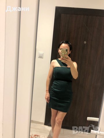 Рокля с ефектен гръб