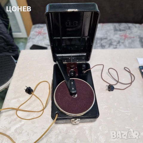 Стар руски грамофон + оригинални винилови плочи, снимка 2 - Антикварни и старинни предмети - 52790638