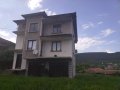 Продавам триетажна тухлена къща с два гаража гараж в с. Присово Покривът и комините са ремонтирани. , снимка 3