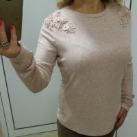 Блуза от много фино и еластично плетиво с дантела и перлички на раменете, снимка 1 - Блузи с дълъг ръкав и пуловери - 41847858
