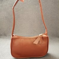 Кожена малка дамска чанта за рамо в кафяв цвят, снимка 3 - Чанти - 41771597