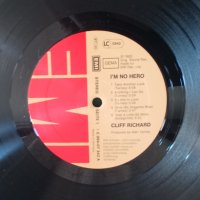 Cliff Richard – 1980 - I'm No Hero(EMI – F 667.641)(Pop Rock), снимка 6 - Грамофонни плочи - 44828284