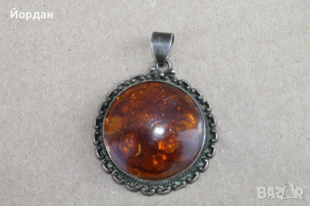 Сребърен медальон с кехлибар