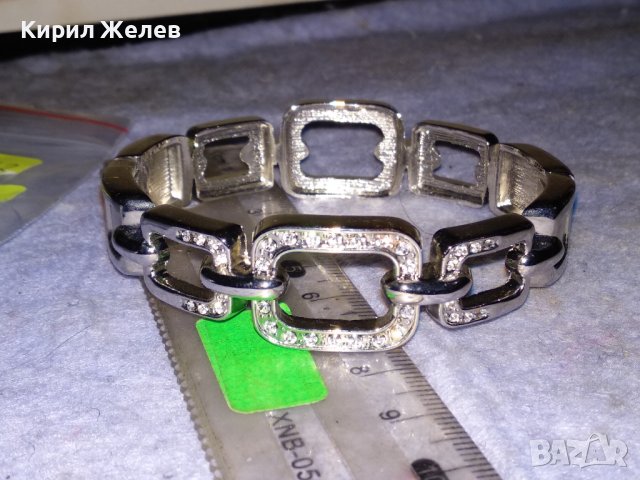 СРЕБРИСТА АЖУРНА МОДНА - АРТ ГРИВНА с БЛЕСТЯЩИ ФАСЕТИРАНИ КРИСТАЛИ 21262, снимка 2 - Гривни - 41148277