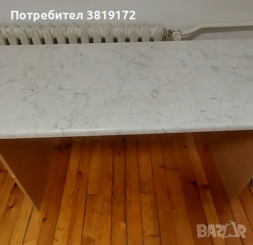 Продавам масивно бюро с размери 60×130 см.