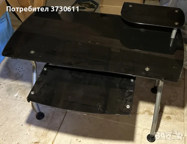 Стъклено бюро с рафтове