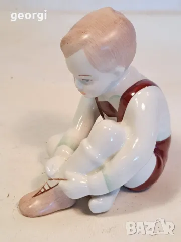 унгарска порцеланова фигура момче   