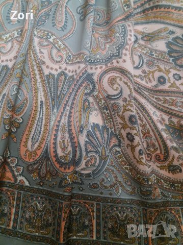 Кукленска рокля в сиво-розов пейсли принт и с буфон ръкав, снимка 5 - Рокли - 41413270