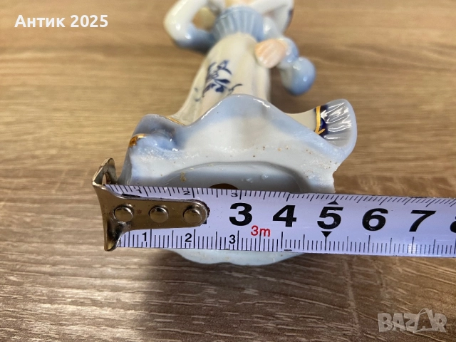 Винтидж порцеланова статуетка „Дама в синя рокля“, Европа, средата на ХХ век, снимка 5 - Антикварни и старинни предмети - 52829508