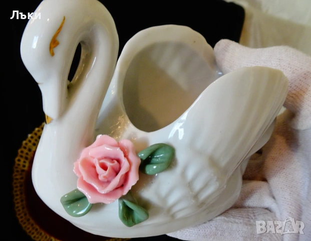 Лебед порцеланова фигура,бижутерка с рози,злато. , снимка 7 - Статуетки - 53830180