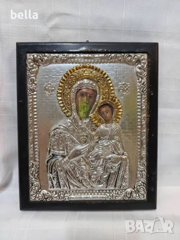 Икона на Света Богородица с Младенеца с изящен релефен обков.