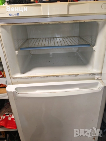 Хладилник с камера на марка индижит , снимка 3 - Хладилници - 52589648