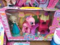 Пони със замък и Барби 