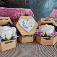 Дървена кутия със сапунени рози , снимка 3 - Изкуствени цветя - 35974498