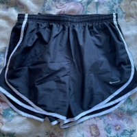 Дамски спортни къси панталони Nike, снимка 1 - Къси панталони и бермуди - 39757921