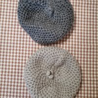 Дамски ръчно плетени шапки, снимка 1 - Шапки - 44142838