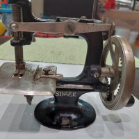  Малка Шевна машинка Сингер(SINGER), снимка 1 - Антикварни и старинни предмети - 38841925