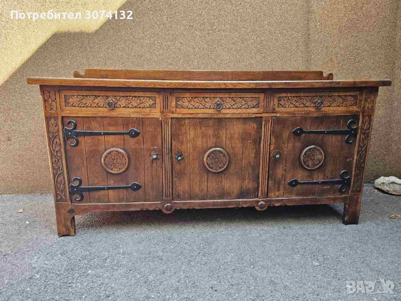 Контрабюфет с дърворезба и метален обков, снимка 1