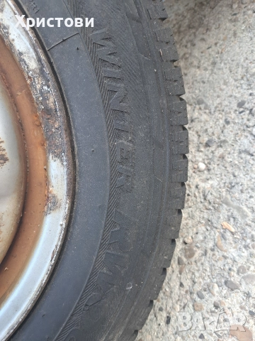 Продавам две зимни гуми с метални джанти за Форд Транзит , снимка 2 - Гуми и джанти - 52935118