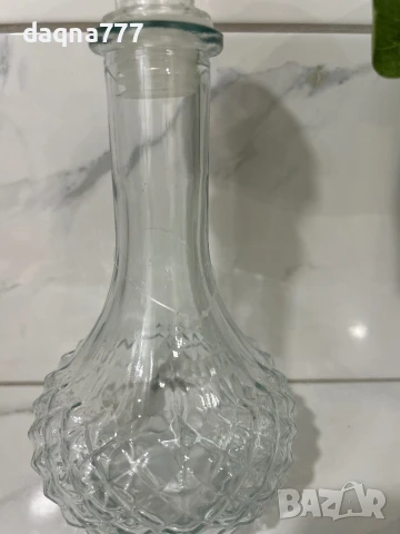 Стъклена гарафа нова