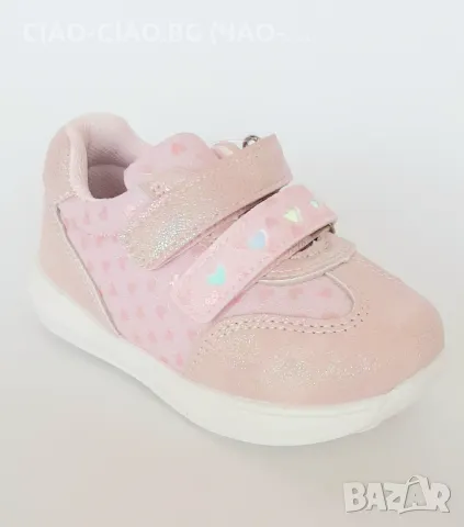 Бебешки розови обувки за момиче със сърчица