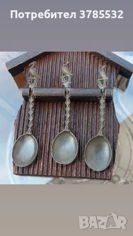 калаени лъжички върху дървен постамент 