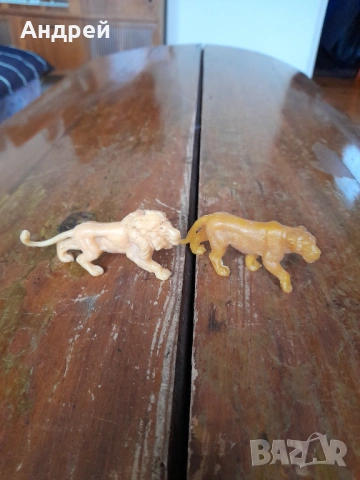 Стари фигурки Лъвове