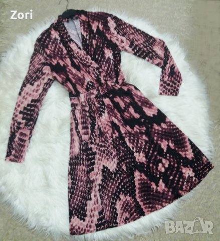 Рокля в розово-черни шарки с вграден колан отпред