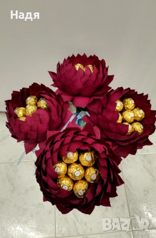 Цветя с шоколадови бонбони