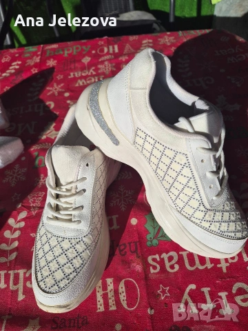 бели маратонки 