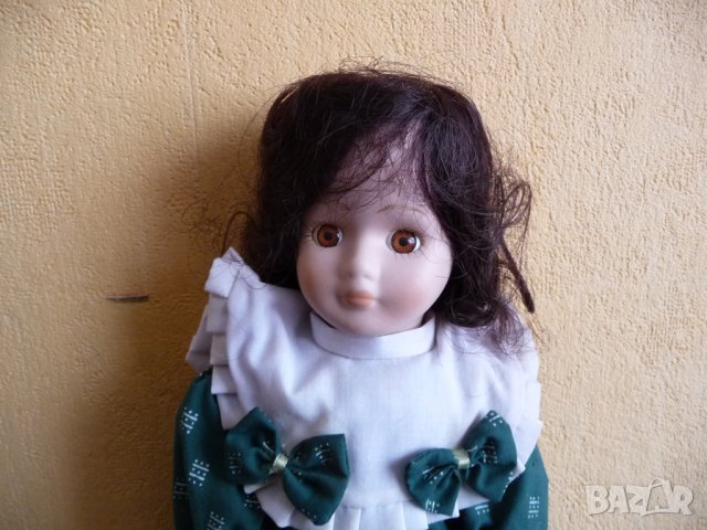 Порцеланова кукла със зелена рокля и панделки готина, снимка 2 - Кукли - 35709005