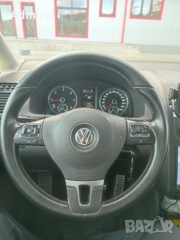Volkswagen Touran 1.6 TDI 105 DSG/Кожен салон/Автопилот/Мултиволан/Печка, снимка 14 - Автомобили и джипове - 52946664