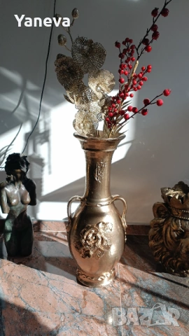 Керамична, масивна ваза в златисто с акцент роза 