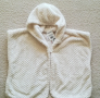Бяло, ново, плюшено пончо с качулка - 98-104, снимка 1 - Детски якета и елеци - 44526202