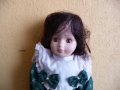 Порцеланова кукла със зелена рокля и панделки готина, снимка 2