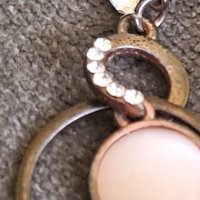 Обеци метал меден цвят с розов седеф и бели камъчета с щифт, снимка 3 - Обеци - 41772026