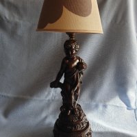 Стара настолна лампа от тежка ,метална пластика, снимка 1 - Антикварни и старинни предмети - 41489808