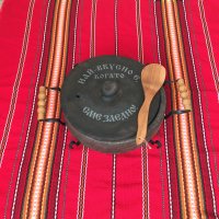 Сач / подница с гравиран капак, стойка с дръжки череша и бъркалка от череша, снимка 10 - Съдове за готвене - 39137469