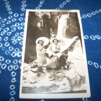 Стара картичка-снимка жени с чадъри, снимка 1 - Други ценни предмети - 34609391